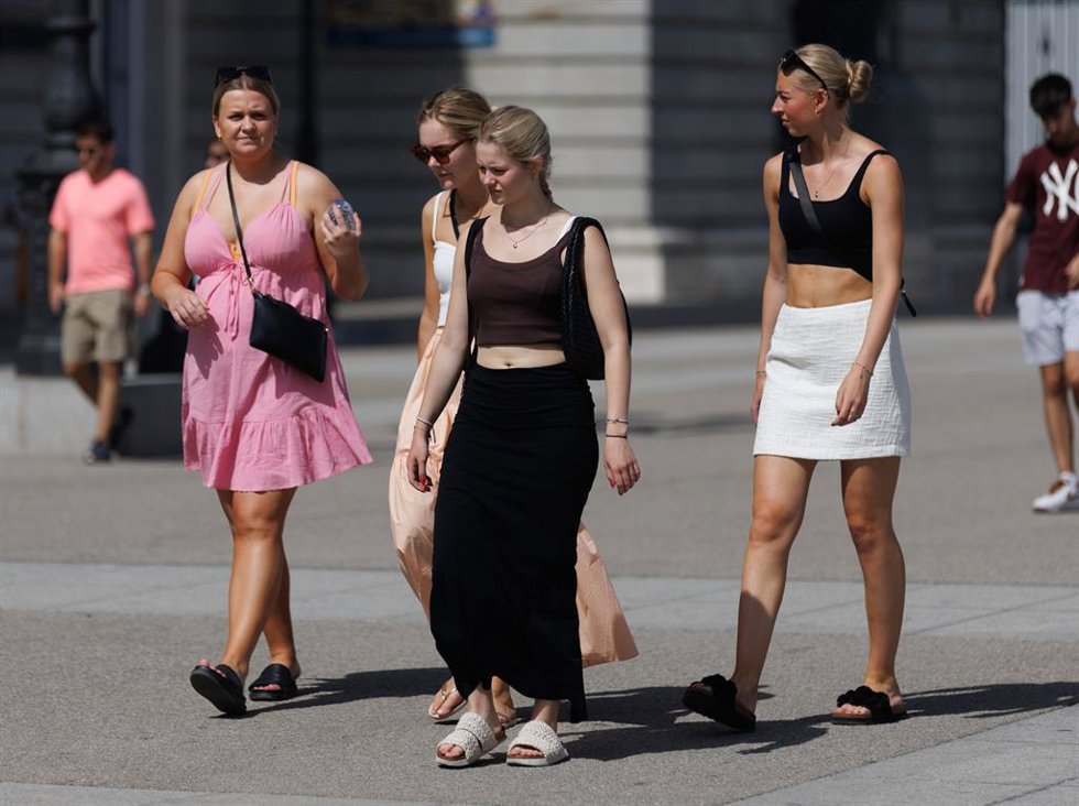 Archivo - Turistas frente al Palacio Real de Madrid, a 17 de julio de 2023, en Madrid (España). 