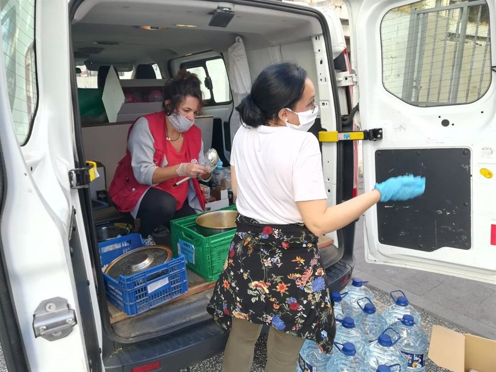 Archivo - Unidad Móvil de Atención en Calle (UMAC) de Cáritas Diocesana de Tenerife