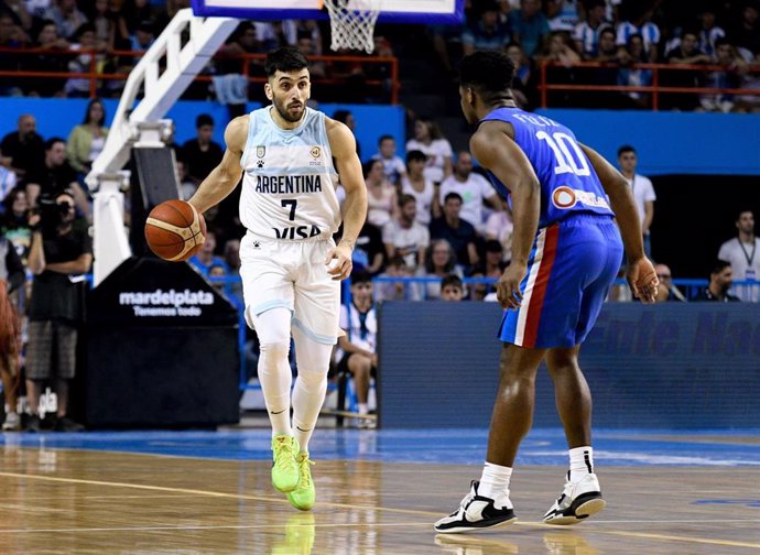 Archivo - Facundo Campazzo y Andrés Feliz en el partido entre Argentina y República Dominicana de clasificación al Mundial 2023