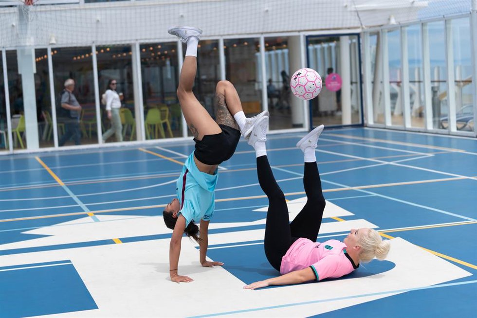 Archivo - Liv Cooke campeona del mundo de freestyle football en el Symphony of the Seas