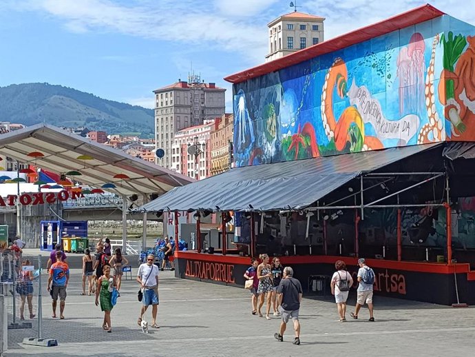 Vista de las comparsas en las horas previas al txupin de Aste Nagusia 2023