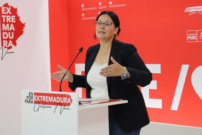 La secretaria de Organización del PSOE de Extremadura, Marisol Mateos, en rueda de prensa