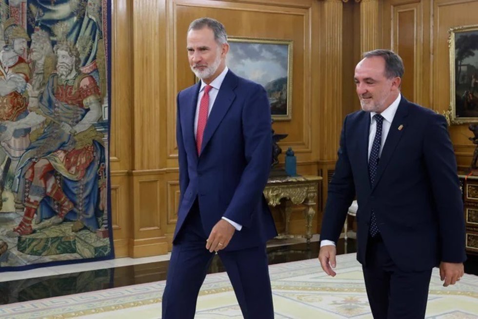 Archivo - El Rey Felipe VI con el presidente de UPN, Javier Esparza