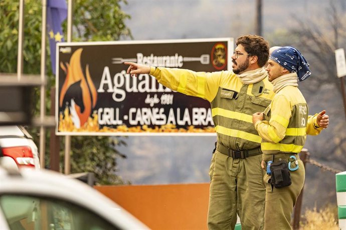 Trabajadores del servicio de emergencias trabajan en la extinción del incendio forestal, a 19 de agosto de 2023, en La Orotava, Tenerife, Islas Canarias (España). La situación del incendio forestal que comenzó en la noche del 15 de agosto en el monte de