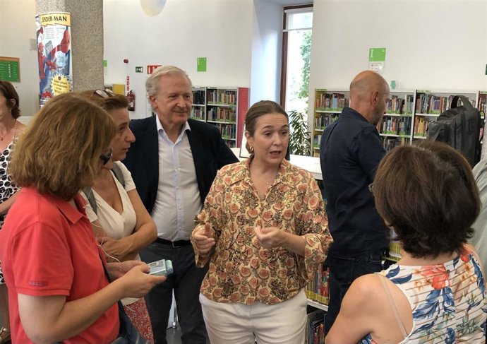 Rivera de la Cruz visita la Biblioteca Benito Pérez Galdós.