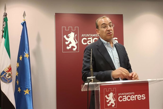 El alcalde de Cáceres, Rafael Mateos, en una rueda de prensa en el ayuntamiento