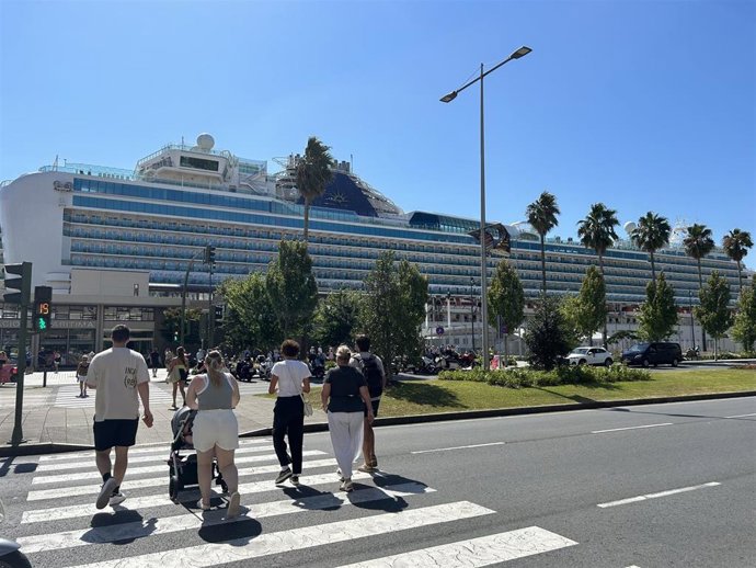 El crucero 'Ventura' atraca en el Puerto de Santander.