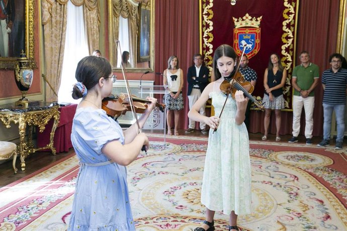 Recepción a los jóvenes músicos ucranianos en el Ayuntamiento de Pamplona.
