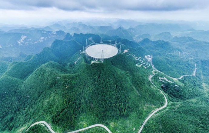 Esta foto panorámica aérea tomada el 26 de julio de 2023 muestra el radiotelescopio esférico de apertura de quinientos metros (FAST) de China en la provincia de Guizhou, suroeste de China.