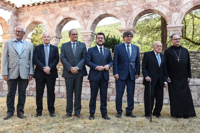 D'esquerra a dreta: Jordi Casassas (UCE), José Montilla, Quim Torra, Pere Aragons, Carles Puigdemont, Jordi Pujol i Manel Gasch.