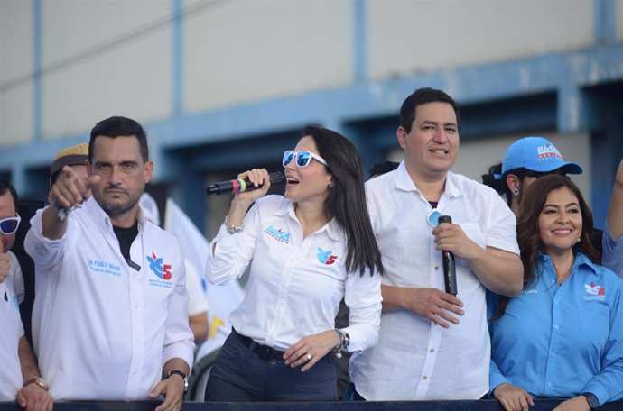 Luisa González en el centro de la imagen, candidata a la Presidencia de Ecuador.
