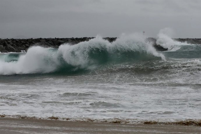 CALIFORNIA, Aug. 21, 2023  -- This photo take on Aug. 20, 2023 shows huge waves at Newport Beach, California, the United States. After making landfall in Mexico earlier Sunday, tropical storm Hilary started to unleash wind gusts and heavy rain across Ca