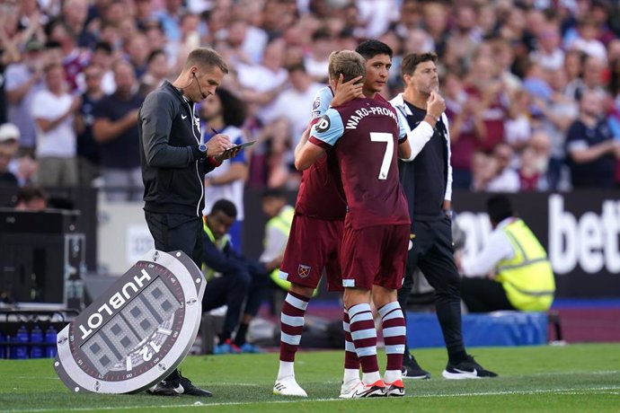 Edson Álvarez abraza a James Ward-Prowse al entrar al campo sustituyendo al jugador inglés durante el West Ham vs Chelsea. 