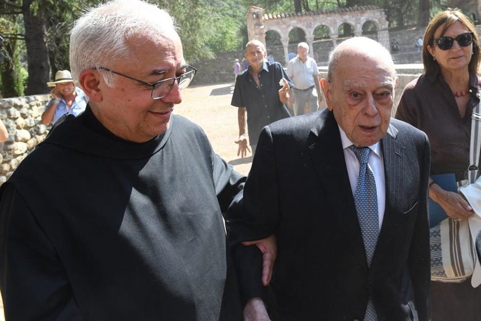 El expresidente de la Generalitat Jordi Pujol a su llegada a un acto de la Universitat Catalana d'Estiu (UCE) en la abadía de Sant Miquel de Cuix, en Codalet.