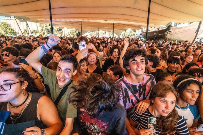 Público en el escenario playa del Cooltural Fest en Almería