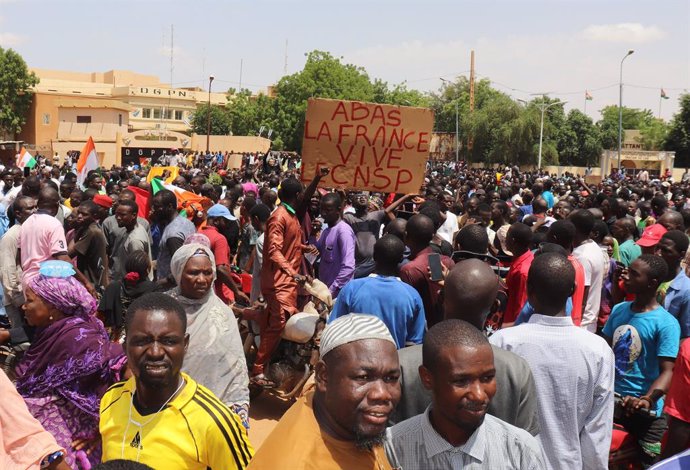 30 July 2023, Niger, Niamey: Demonstrators take part in a march in support of the coup plotters in the capital, centered . After the coup in Niger, thousands pledge their support to the military. Photo: Djibo Issifou/dpa