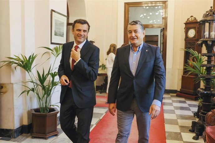 El consejero de la Presidencia, Interior, Diálogo Social y Simplificación Administrativa, Antonio Sanz, conversa con el alcalde Bruno García, durante la visita institucional al Ayuntamiento de Cádiz, a 21 de agosto de 2023 en Cádiz (Andalucía, España)