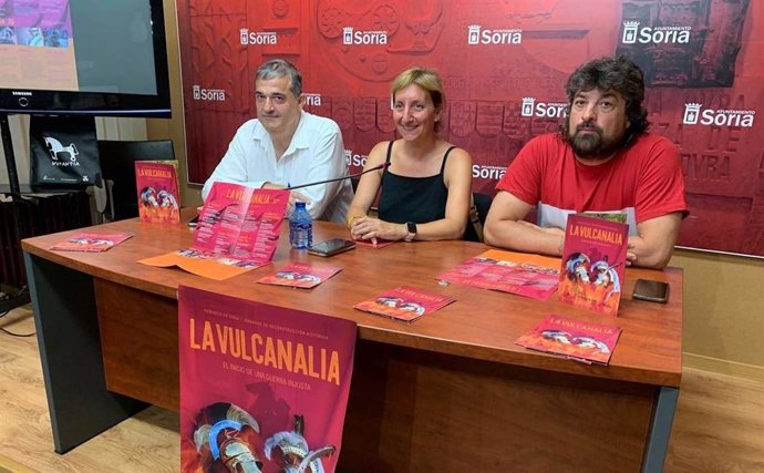 De izda a dcha, Alberto Santamaría, Yolanda Santos y Rubén García presentan los actos de La Vulcanalia.