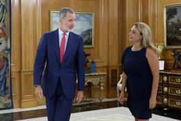 CC comunica al Rey que Feijóo tiene ya su apoyo y que Sánchez tendría que negociarlo y cumplir promesas pendientes El Rey Felipe VI con la diputada de Coalición Canaria (CC), Cristina Valido