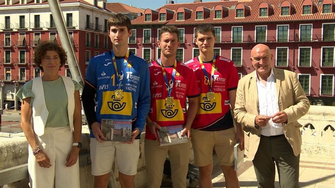 Carnero junto a los tres vallisoletanos ganadores del Mundial juvenil de Balonmano
