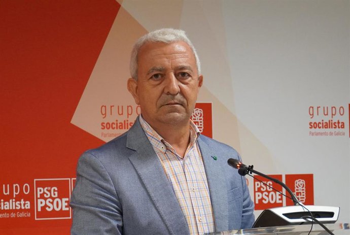 El portavoz parlamentario del PSdeG, Luis Álvarez, en rueda de prensa
