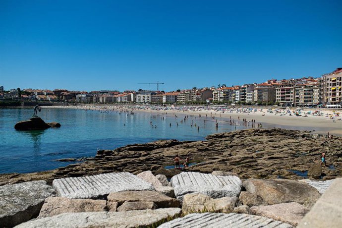 Varias personas en la playa, a 7 de agosto de 2023, en Pontevedra, Galicia (España). 