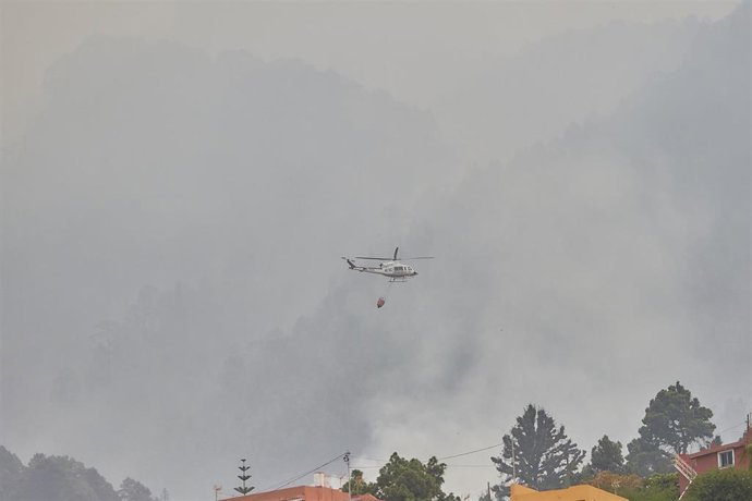 Un hidroavión trabaja en la extinción del incendio, a 19 de agosto de 2023, en La Orotava, Tenerife, Islas Canarias (España). La situación del incendio forestal que comenzó en la noche del 15 de agosto en el monte de Arafo, en la isla de Tenerife, se ha