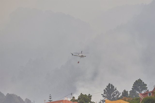 Un hidroavión trabaja en la extinción del incendio, a 19 de agosto de 2023, en La Orotava, Tenerife, Islas Canarias (España). La situación del incendio forestal que comenzó en la noche del 15 de agosto en el monte de Arafo, en la isla de Tenerife, se ha c