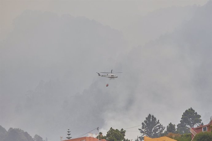 Un hidroavión trabaja en la extinción del incendio, a 19 de agosto de 2023, en La Orotava, Tenerife, Islas Canarias (España). La situación del incendio forestal que comenzó en la noche del 15 de agosto en el monte de Arafo, en la isla de Tenerife, se ha