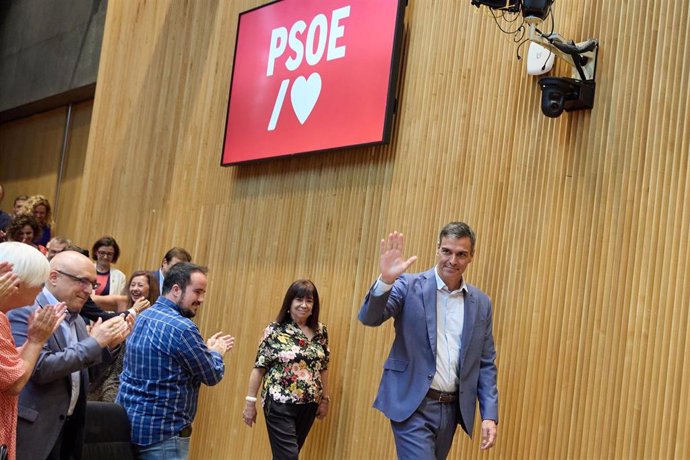 El presidente del Gobierno en funciones y secretario general del PSOE, Pedro Sánchez y la senadora y presidenta del PSOE, Cristina Narbona a su llegada a la reunión de diputados y senadores de la XV Legislatura, en el Congreso, a 16 de agosto de 2023