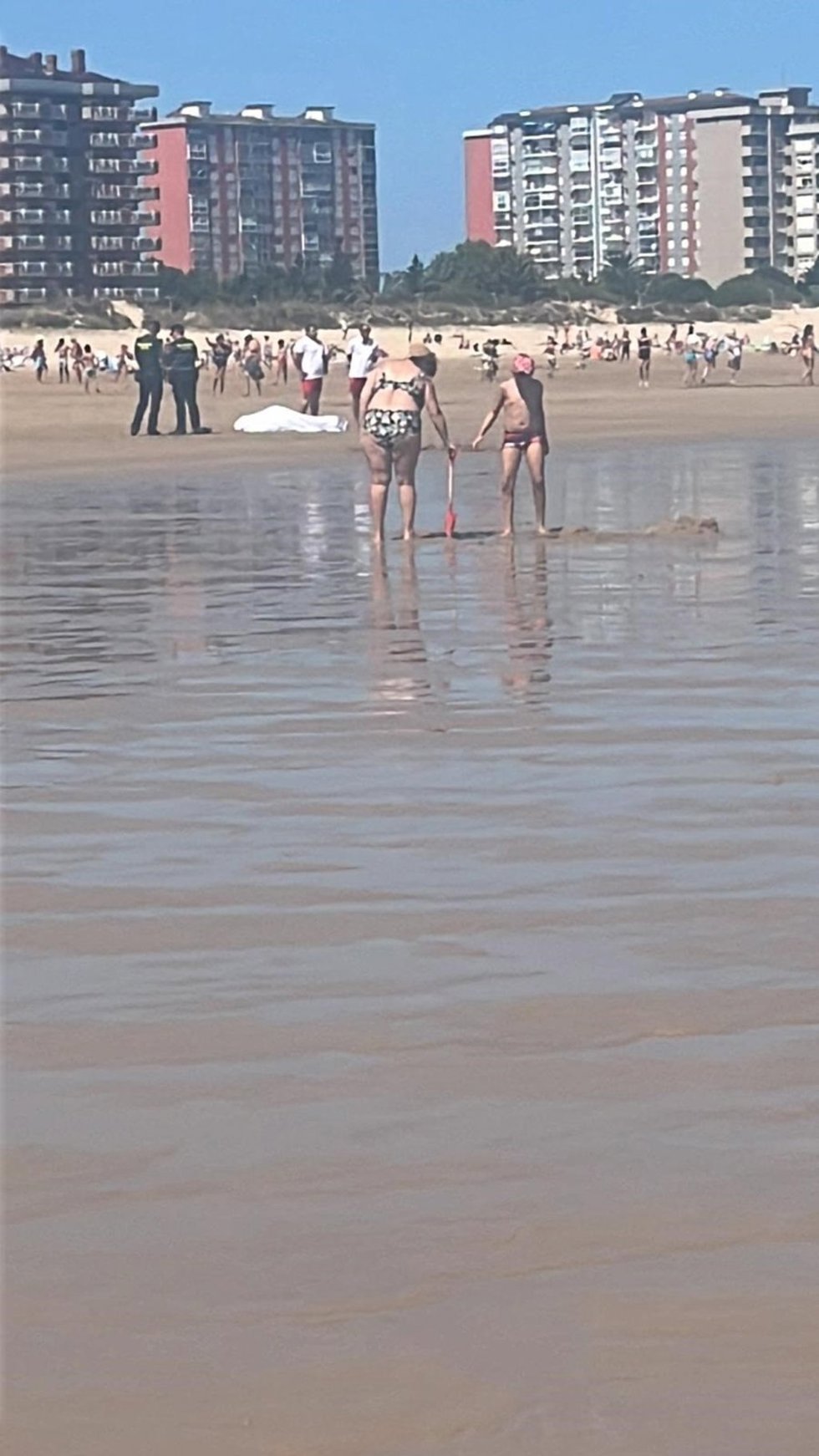 Muere de un infarto un hombre en la playa Salvé de Laredo