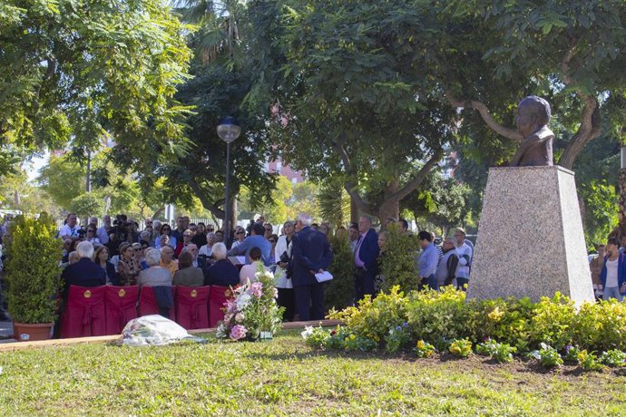 Archivo - Inauguración de un busto homenaje al que fuera alcalde de San Fernando Cayetano Roldán, en 2019. (Foto de archivo).