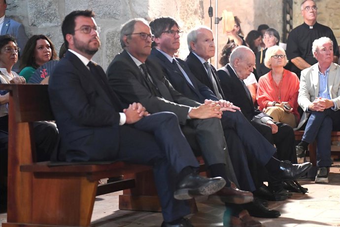 El president de la Generalitat, Pere Aragons, i els expresidents de la Generalitat Quim Torra, Carles Puigdemont, José Montilla i Jordi Pujol durant l'homenatge al músic Pau Casals als 50 anys de la seva mort a l'exili
