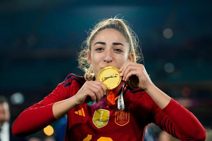La jugadora de la selección española de fútbol Olga Carmona besa la medalla de campeonas del mundo. 