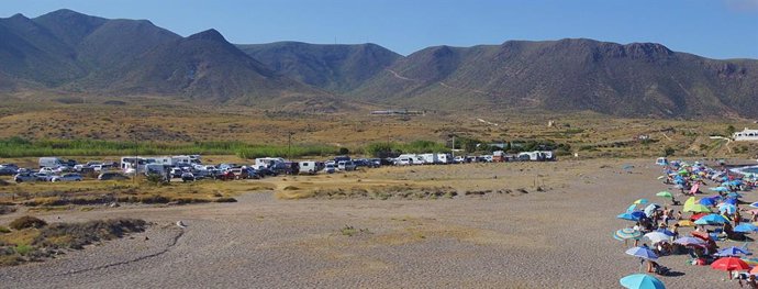 Coches estacionados en la Playa del Arco, en Los Escullos, en el parque natural de Cabo de Gata-Níjar (Almería)