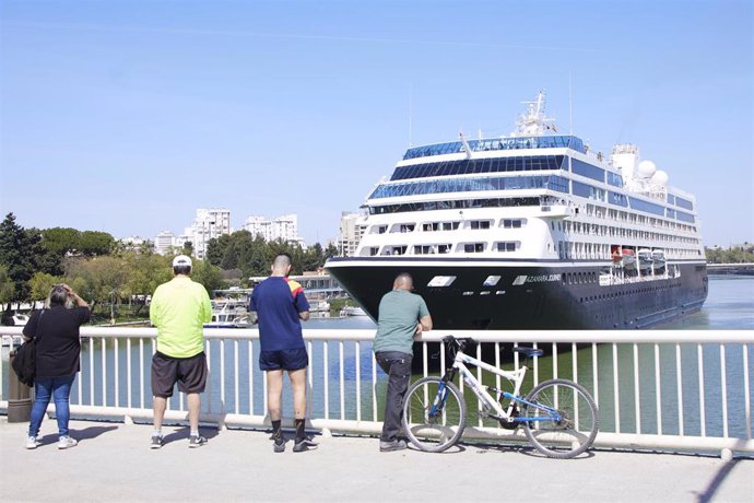 Archivo - El barco Azamara Journey zarpa de Sevilla, en una imagen de recurso