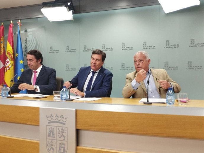 Carlos Fernández Carriedo, en el centro, junto a Juan Carlos Suárez-Quiñones (izad) y Gonzalo Santonja (derecha).