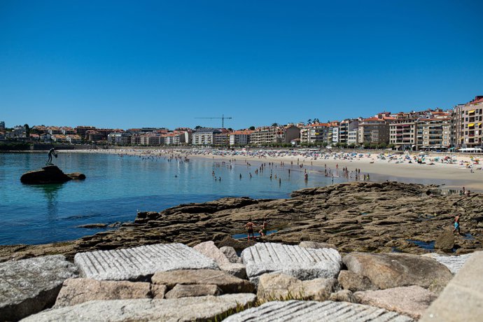 Varias personas en la playa, a 7 de agosto de 2023, en Pontevedra, Galicia (España).  El lunes por la tarde empezarán las alertas por altas temperaturas debido a esta ola de calor en Galicia. Se prevé que la situación empeore el martes a partir de la un