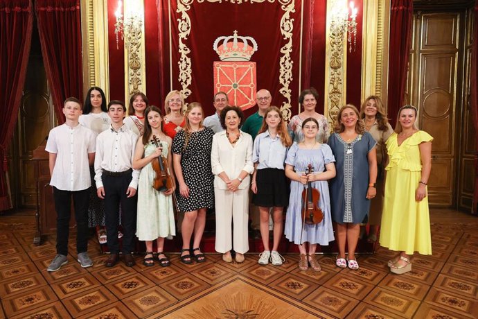 La consejera de Derechos Sociales, Economía Social y Empleo del Gobierno de Navarra, Carmen Maeztu, recube una representación del Liceo Musical Nacional de Leópolis (Ucrania), que ofrece tres conciertos en Navarra para recaudar fondos.