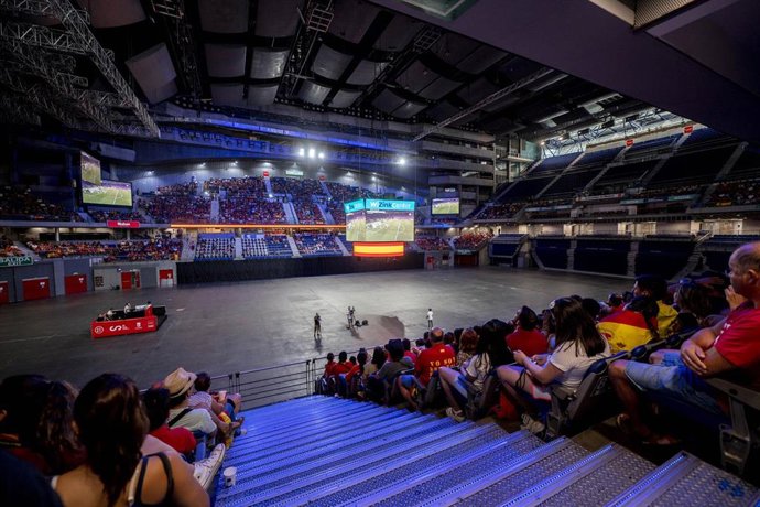 Aficionados durante la retransmisión de la final del Mundial Femenino de Fútbol, en el WiZink Center, a 20 de agosto de 2023, en Madrid (España). 