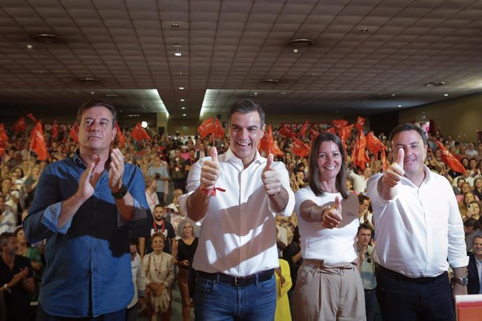 Archivo - Besteiro, Pedro Sánchez, Lara Méndez e Formoso, nun acto en Lugo durante a pasada campaña electoral. 