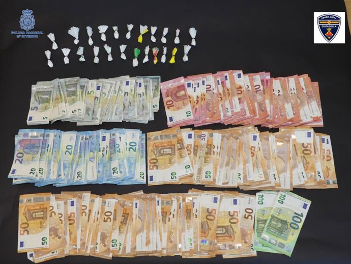La Policía Nacional incauta dosis de cocaína y dinero en efectivo al responsable de un local de ocio de Cala Galdana, detenido por vender droga