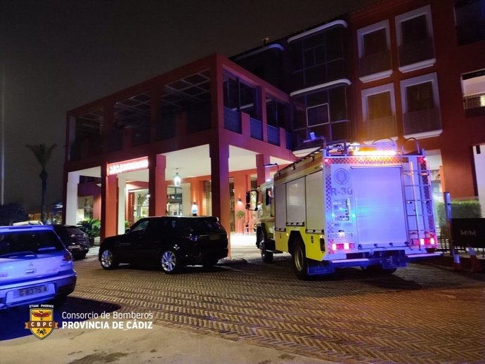 Desalojados los huéspedes de un hotel de San Roque por un incendio eléctrico