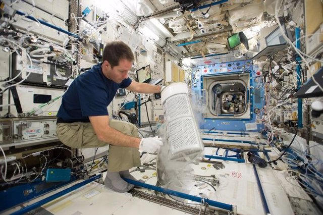 Archivo - El astronauta Thomas Pesquet introduce muestras de sangre para 'MARROW' en el congelador del laboratorio a menos ochenta grados a bordo de la ISS.