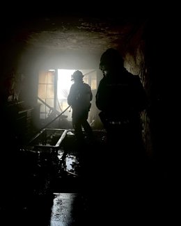 Los Bomberos de León durante su intervención en el incendio de una vivienda en la calle San Ignacio de Loyola, en el municipio de San Andrés del Rabanedo