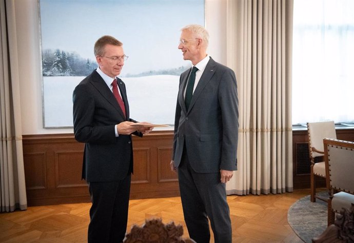 El presidente de Letonia, Edgar Rinkevich, recibe al primer ministro, Krisjanis Karins