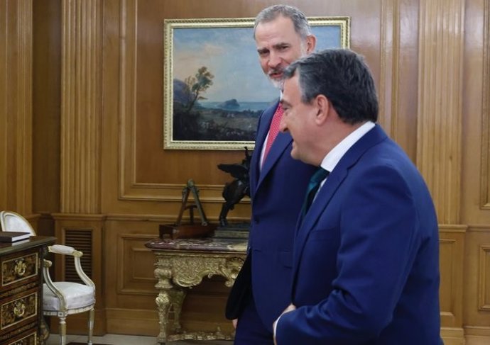 El Rey Felipe VI con el portavoz del PNV, Aitor Esteban