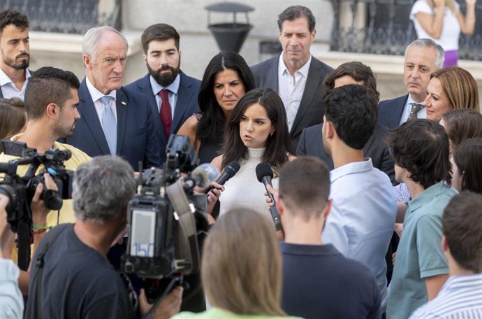 La nueva portavoz de Vox en el Congreso, Pepa Millán, atiende a los medios de comunicación tras presentar sus credenciales en el Congreso, a 16 de agosto de 2023, en Madrid (España). El presidente de Vox, Santiago Abascal, ha anunciado que la exsenadora