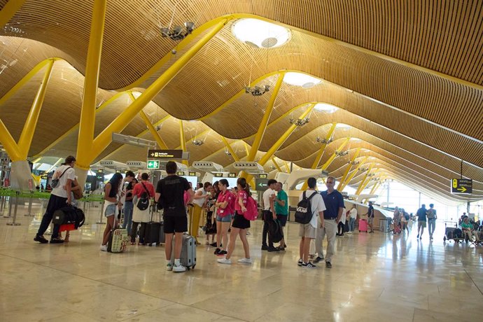 Varios pasajeros en la zona de facturación de la Terminal 4 del Aeropuerto Adolfo Suárez Madrid-Barajas, a 1 de agosto de 2023, en Madrid (España).