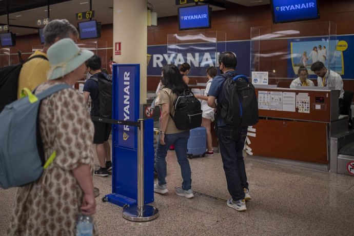 Archivo - Varias personas esperan ser atentidas en una ventanilla de Ryanair en el Aeropuerto Josep Tarradellas Barcelona-El Prat, a 8 de agosto de 2022, en Barcelona, Catalunya (España).  Se reanudan hoy las nuevas jornadas de huelga de los tripulantes